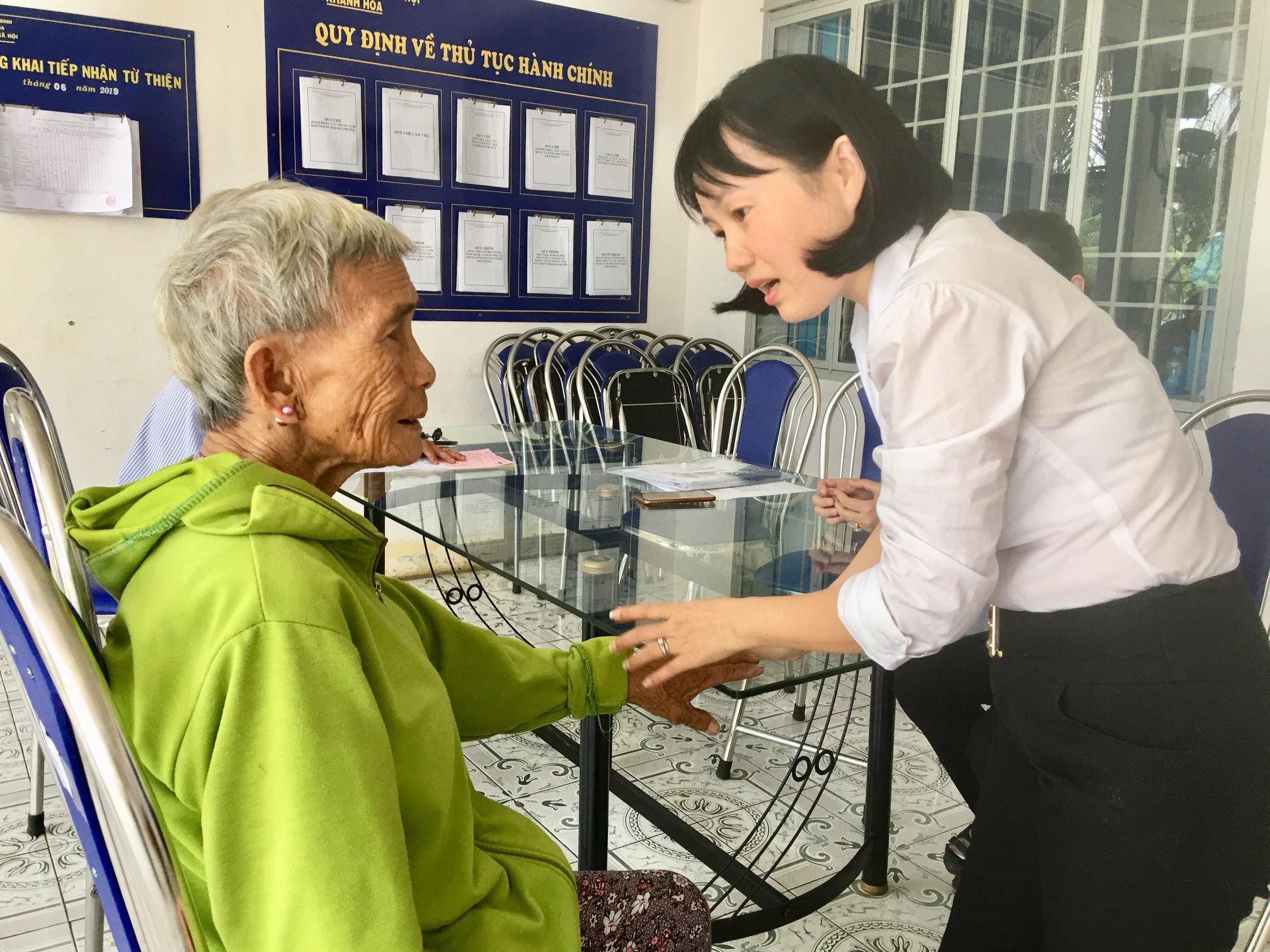 Cụ bà suýt mất ngón tay do đeo nhẫn bằng bù lon xuất viện 6 người con vẫn mất hút