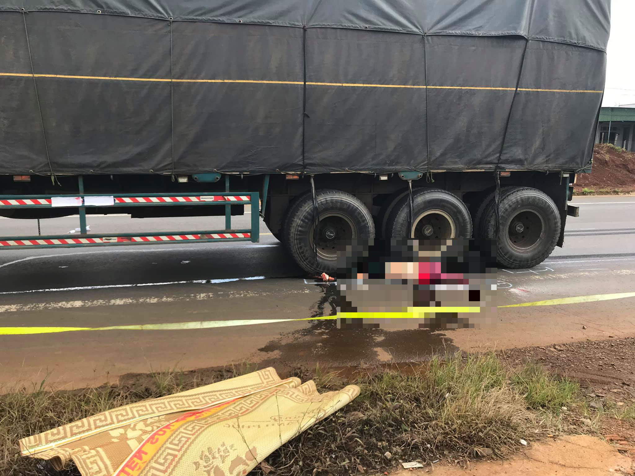 Cô gái 22 tuổi bị xe đầu kéo cán tử vong tại chỗ