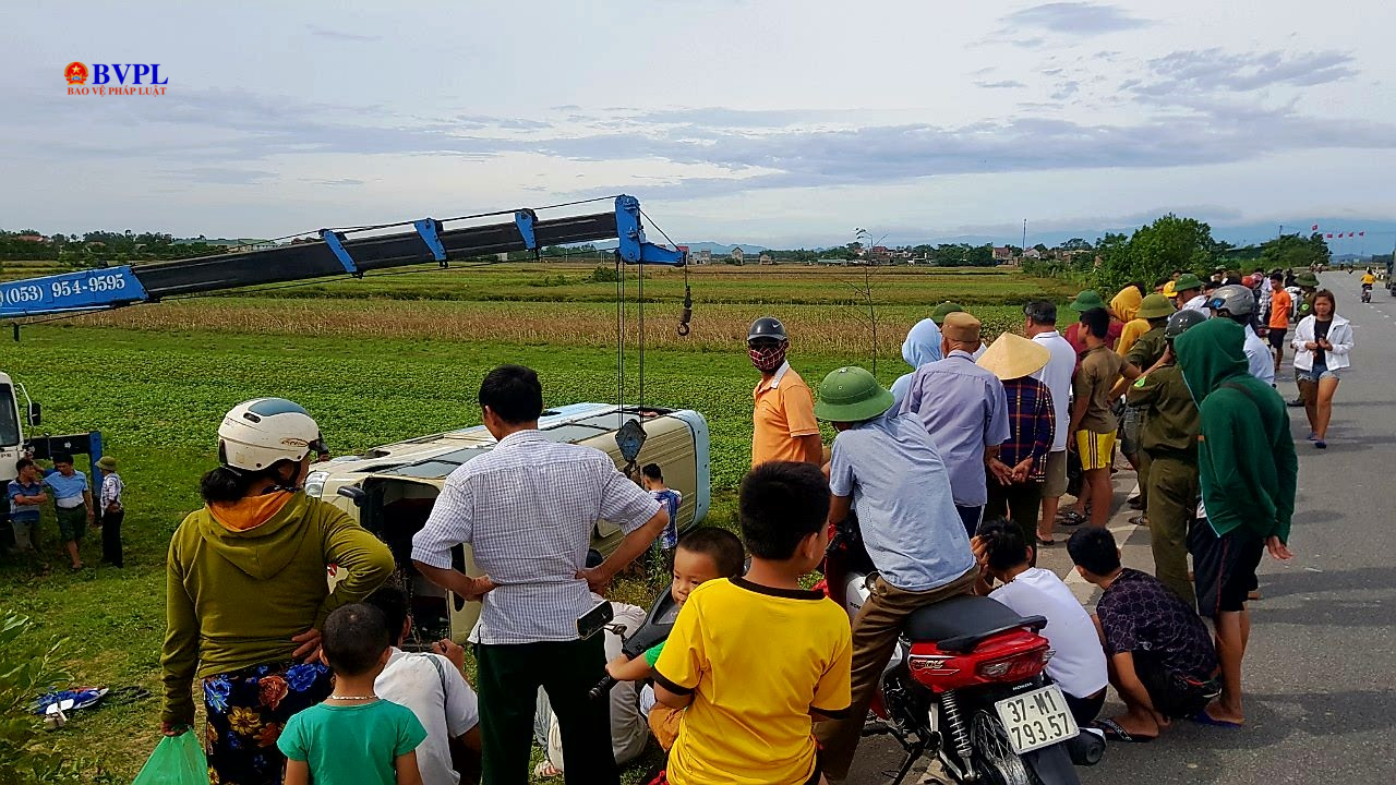 Xe chở 21 nữ công nhân lao xuống ruộng, nhiều người bị thương