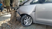 Ô tô điên mất lái tông văng tài xế GrabBike ở Thành phố Hồ Chí Minh