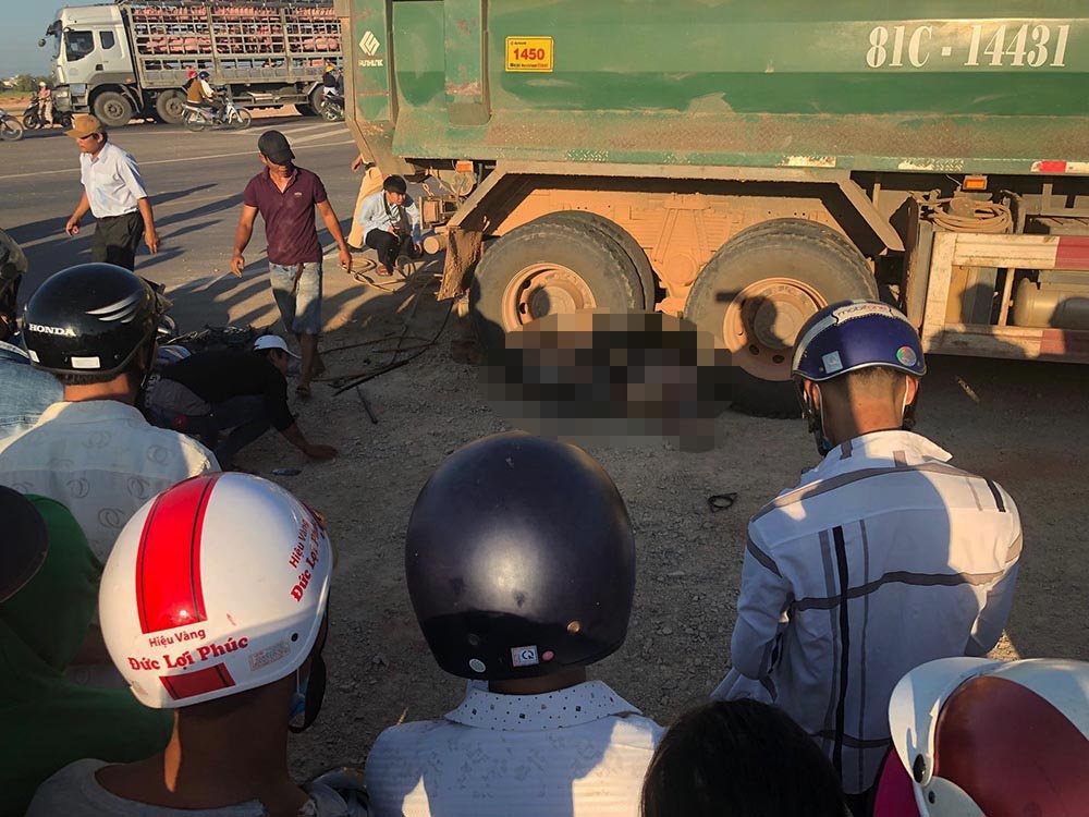 Ông bà chết thảm dưới bánh xe tải trước mắt cháu gái