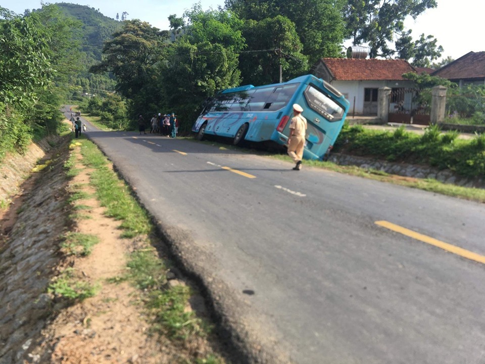 Xe khách chèn chết một phụ nữ rồi lao xuống vệ đường