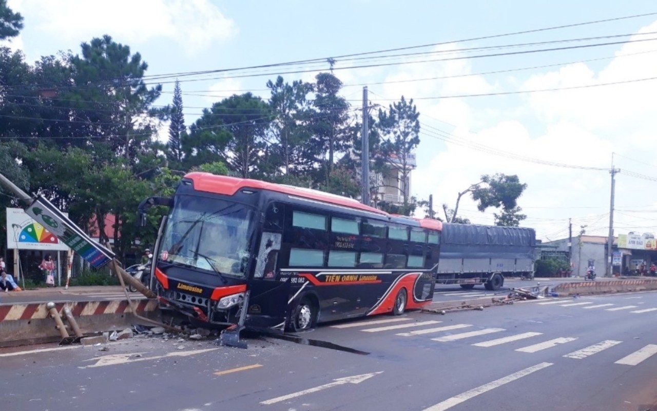 Xe Limousine chở 16 khách ủi bay hàng chục mét dải phân cách