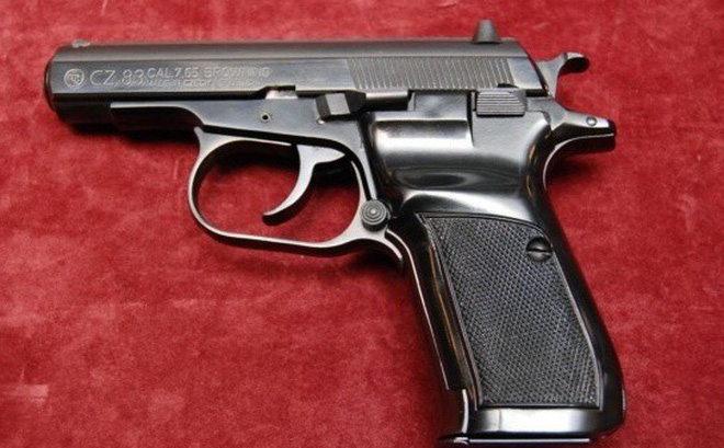 Chiến sĩ công an phường lấy súng của sếp mang đi bán