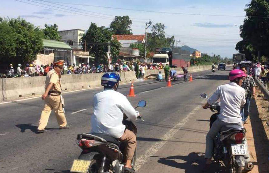 Thi thể cụ bà bị phương tiện giao thông cán nát trên QL1