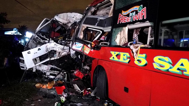 NÓNG Xe khách đấu đầu xe tải, 2 tài xế tử nạn, hàng chục người bị thương