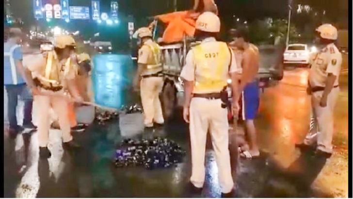 CSGT hốt vỏ bia vỡ trên đường huyết mạch Sài Gòn