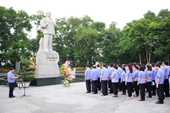 Dâng hương tưởng nhớ đồng chí Hoàng Quốc Việt