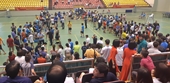 Nhà thi đấu nóng rực với hàng ngàn người xem và cổ vũ các trận thi đấu