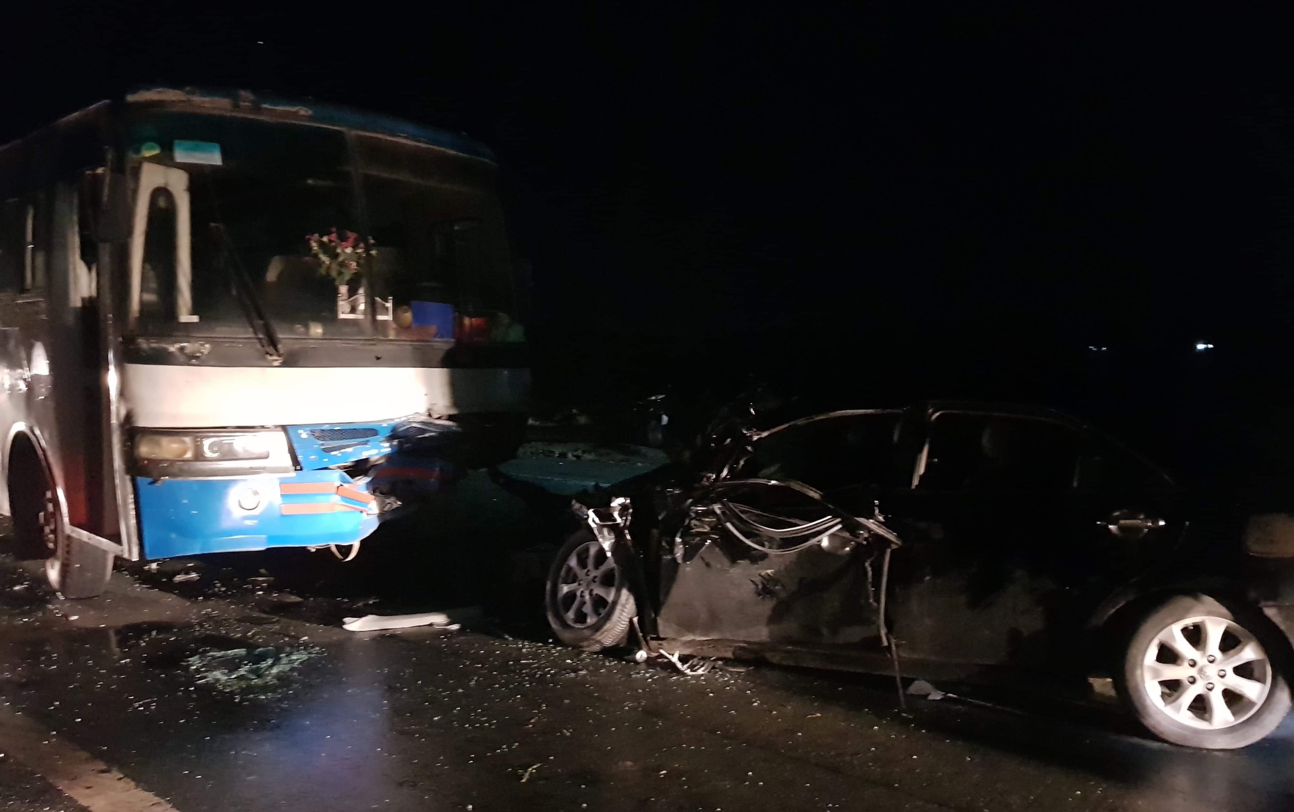 Chủ tịch huyện lái xe đâm trực diện xe chở công nhân