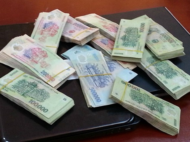 NÓNG Bắt tạm giam 6 đối tượng sản xuất, lưu hành tiền giả cực lớn