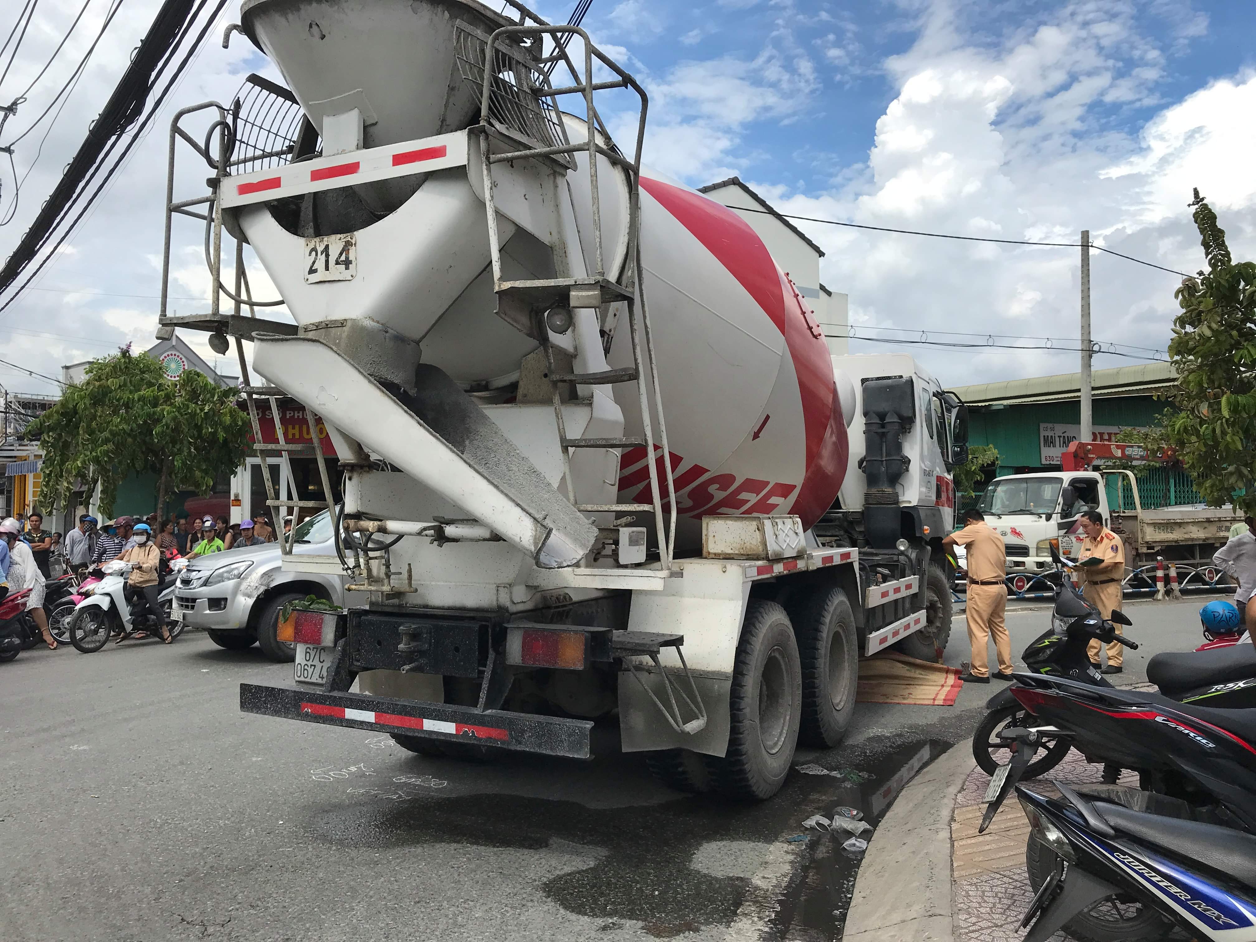 Xe bồn ngang nhiên chạy vào giờ cấm, cán chết người phụ nữ