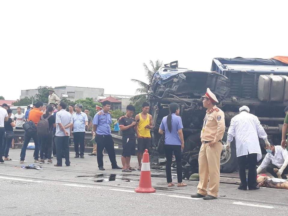 Bàng hoàng hiện trường vụ tai nạn thảm khốc xe tải đè chết 5 người ở Hải Dương