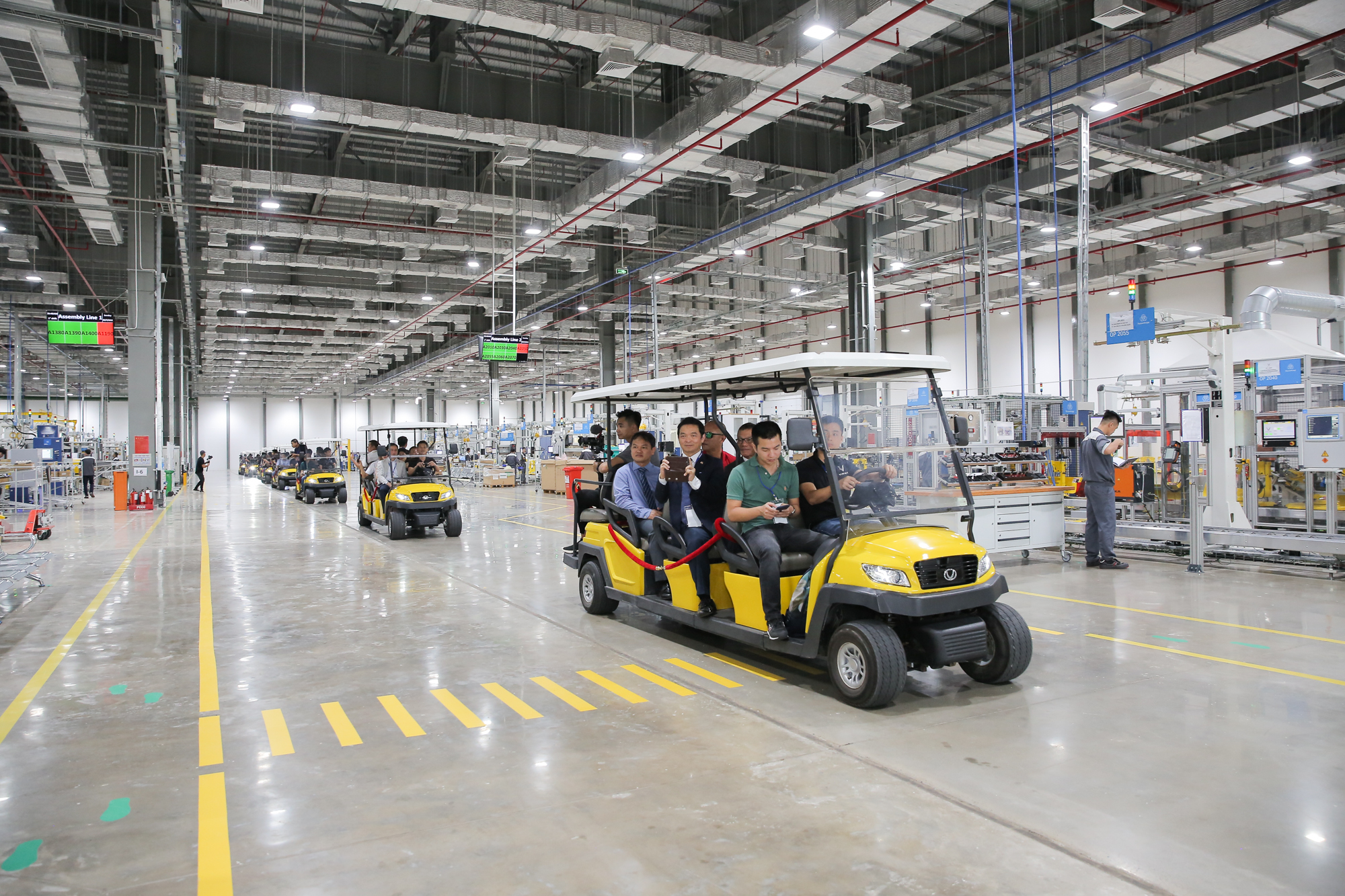 Tự tin vào nhà máy sản xuất ô tô hiện đại hàng đầu thế giới, VinFast cho khách hàng nhận xe ngay tại dây chuyền