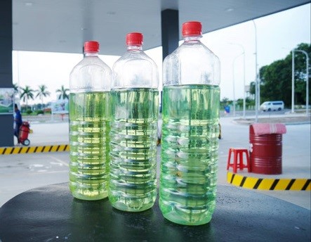 Bé trai 3 tuổi suýt mất mạng vì uống xăng