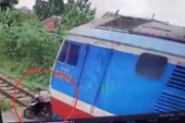 Giây phút định mệnh của người phụ nữ vượt đường sắt bị tàu hỏa đâm tử vong