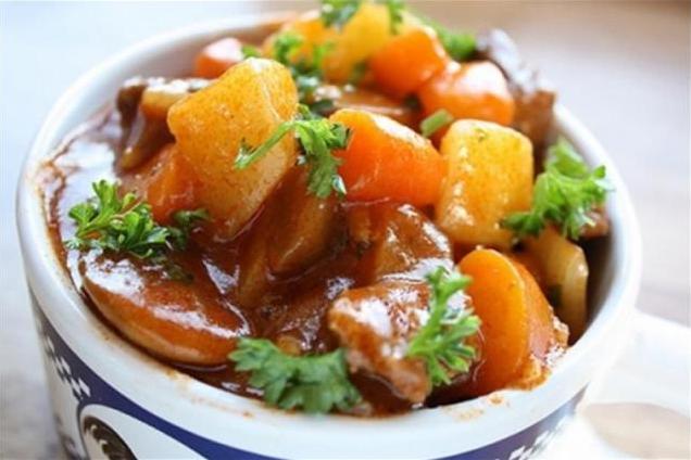 Thơm lừng nồi thịt bò sốt vang cho bữa tối ngày mưa bão