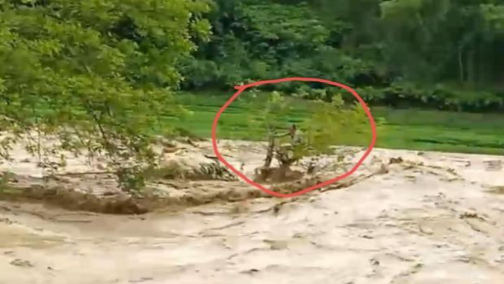 Khoảnh khắc người đàn ông mắc kẹt giữa dòng nước lũ cuồn cuộn