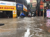 Ảnh hưởng từ bão số 3, nhiều tuyến phố trên địa bàn Hà Nội ngập nặng