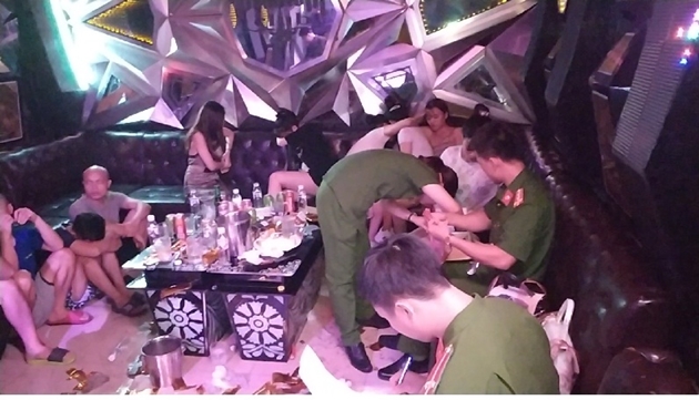 Hàng chục trai gái bản thác loạn trong karaoke phố núi