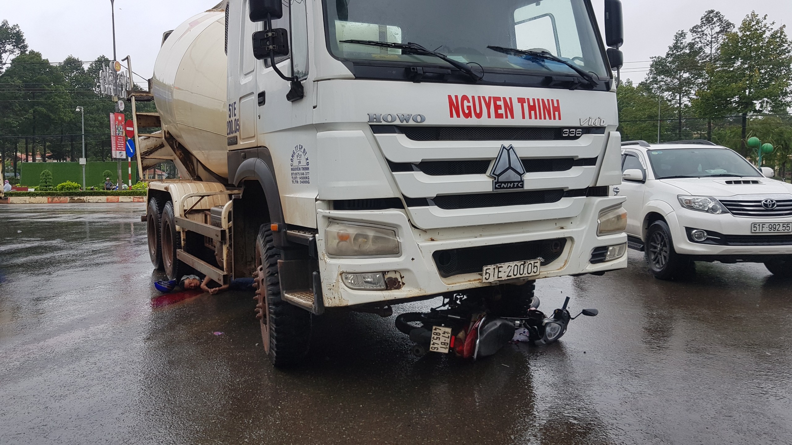 Đi khám bệnh về, nam công nhân bị xe bồn tông tử vong