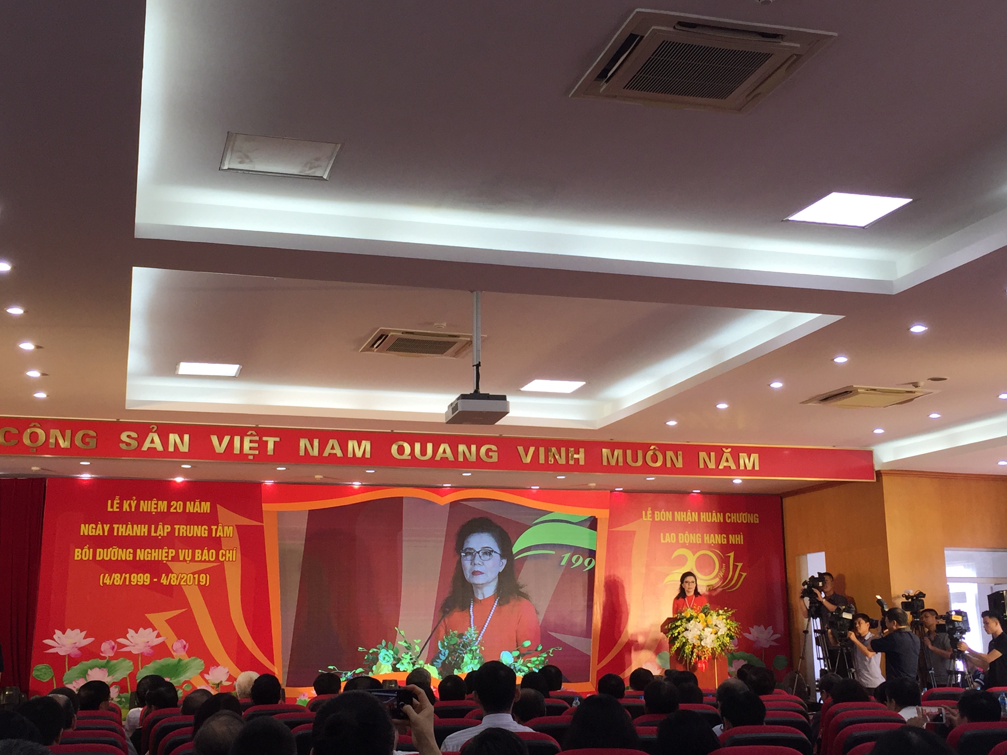 Trung tâm Bồi dưỡng nghiệp vụ báo chí đón nhận Huân chương Lao động hạng Nhì