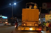 Xe container chở ca nô vướng gầm cầu cao tốc khiến một người tử vong