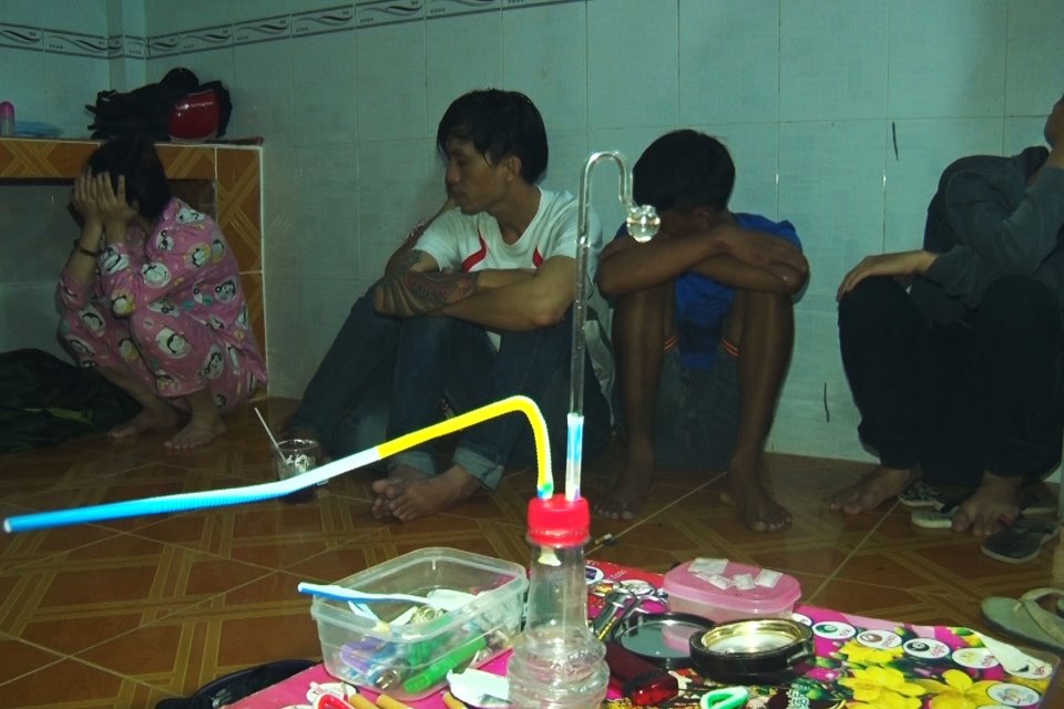 Bắt quả tang cựu đội trưởng cảnh sát hình sự chơi ma túy cùng thiếu nữ 15 tuổi