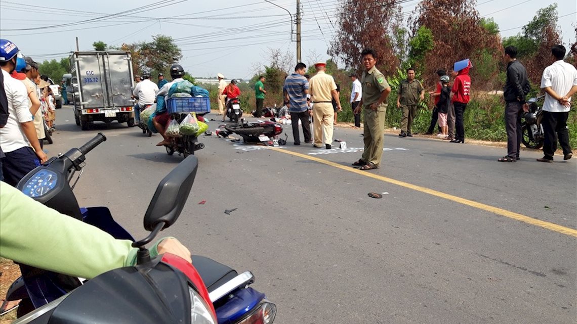 Tài xế mô tô uống rượu ở Chợ tình gây tai nạn khiến bé gái tử vong