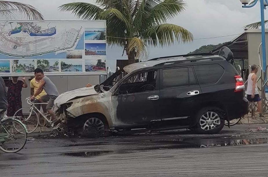 Ô tô tiền tỷ bốc cháy dữ dội ở Quảng Ninh