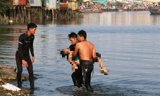 Hai bé trai đuối nước thương tâm khi ra mương nước chơi