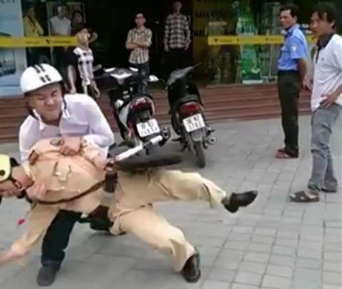 CSGT bị đánh vào mặt khi tiến hành kiểm tra nồng độ cồn người vi phạm