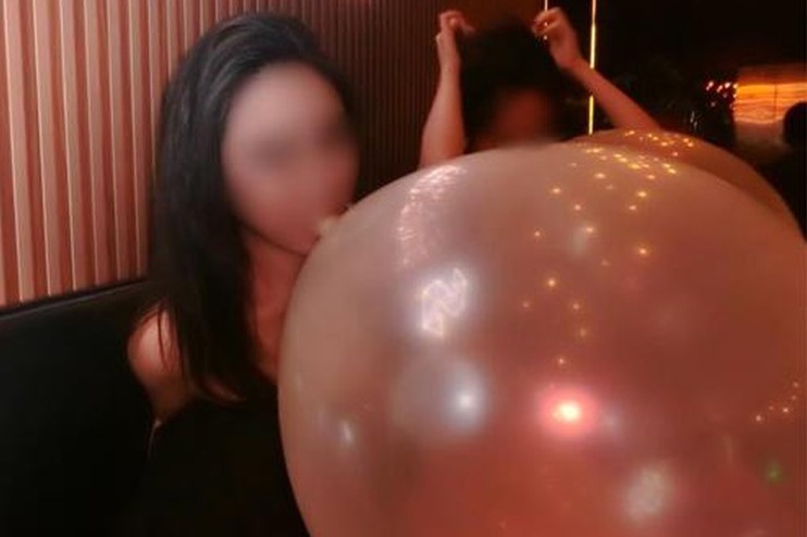 Thiếu nữ 18 tuổi đi không vững vì nghiện hít bóng cười