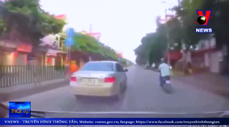 Lái xe ô tô phanh gấp, lao ra hôi tiền rơi giữa đường