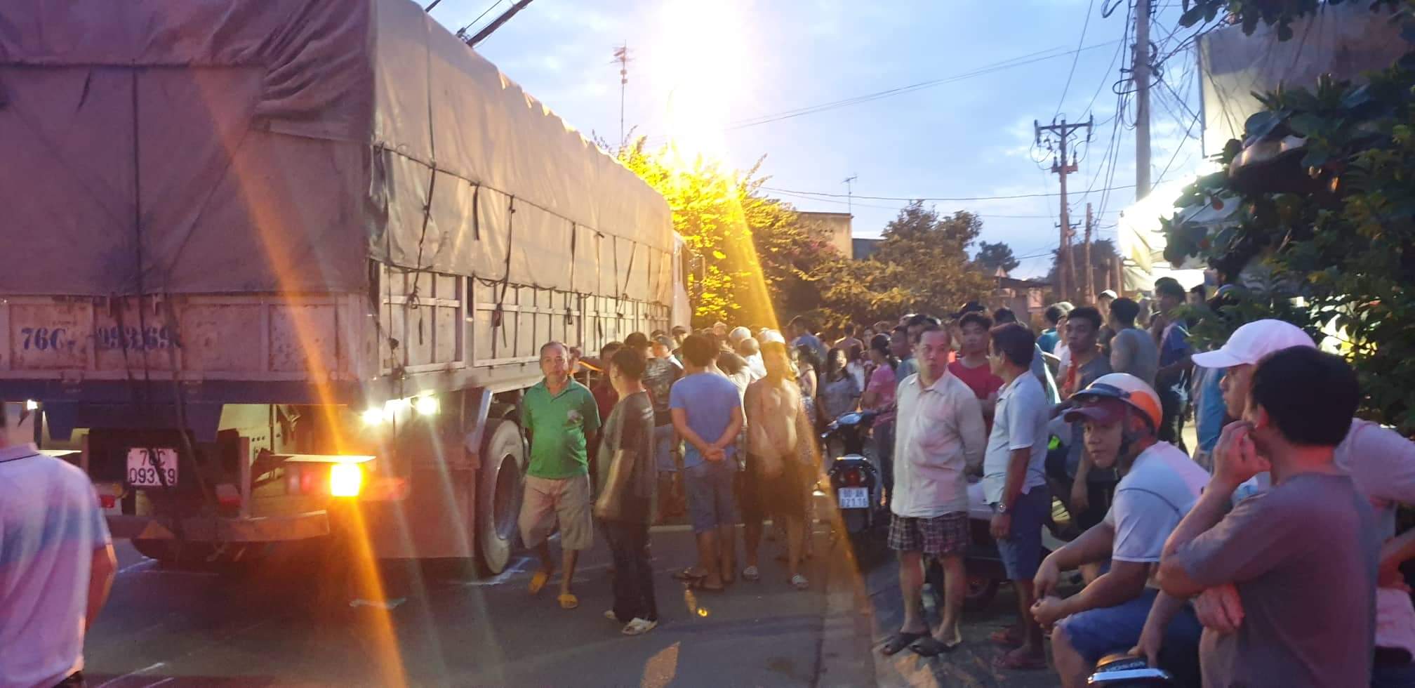 Xe tải cuốn phụ nữ vào bánh chết tại chỗ