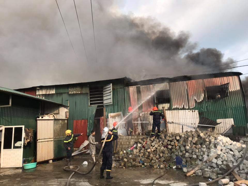 Cháy lớn tại dãy nhà xưởng ở Hà Nội