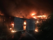Đang cháy lớn tại công ty phích nước Rạng Đông, nguy cơ lớn cháy lan sang nhà dân