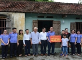 Món quà ý nghĩa của VKSND tỉnh Quảng Ninh tặng gia đình có hoàn cảnh khó khăn