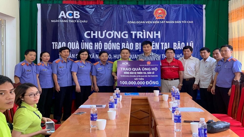 Công đoàn VKSND tối cao tặng quà các gia đình bị thiệt hại do bão lũ tại bản Sa Ná