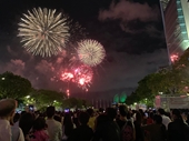 Hàng chục nghìn người dân TP HCM đổ ra đường xem pháo hoa mừng Quốc khánh 2 9