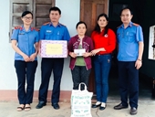 VKSND huyện Đak Pơ tặng quà hỗ trợ gia đình có hoàn cảnh khó khăn