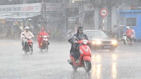 Mưa lớn và cảnh báo lốc, sét ở các tỉnh miền Trung