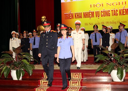 Sắp trang cấp giầy, dép, thắt lưng, cặp tài liệu  cho cán bộ trong ngành Kiểm sát nhân dân