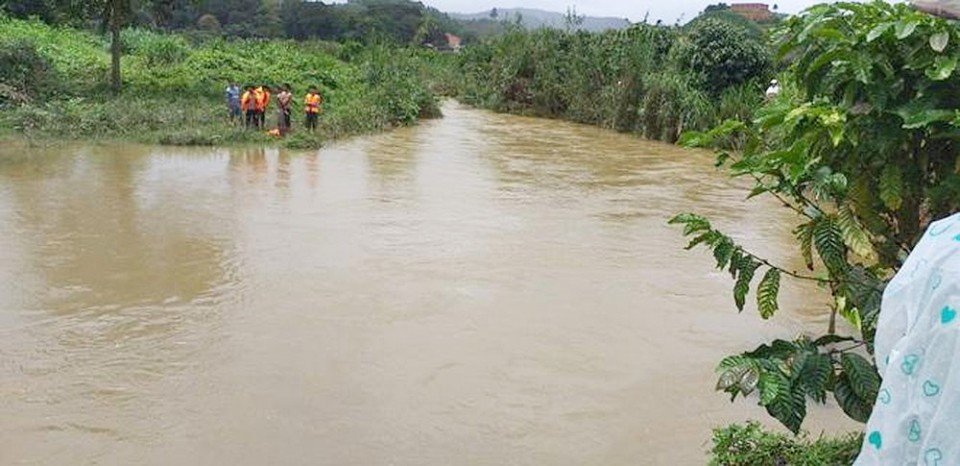 Bơi qua suối chảy xiết, một học sinh lớp 12 bị lũ cuốn trôi