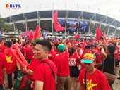 Cổ động viên Việt Nam đội mưa “nhuộm đỏ” sân Thamasat