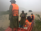 Lật thuyền chở đoàn lãnh đạo huyện đi thị sát lũ, 6 người gặp nạn trên sông Gianh