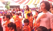 Các em học sinh lớp 1 cất vang bài hát Quốc ca Việt Nam trong ngày khai trường