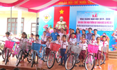VKSND Quảng Trị tặng quà học sinh nghèo hiếu học