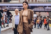 Siêu mẫu Minh Tú mặc áo ngắn cũn như nội y, lộ ngực đầy tại New York Fashion Week 2019