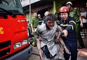 Cảm động hình ảnh chiến sỹ Cảnh sát PCCC cứu người trong biển lửa